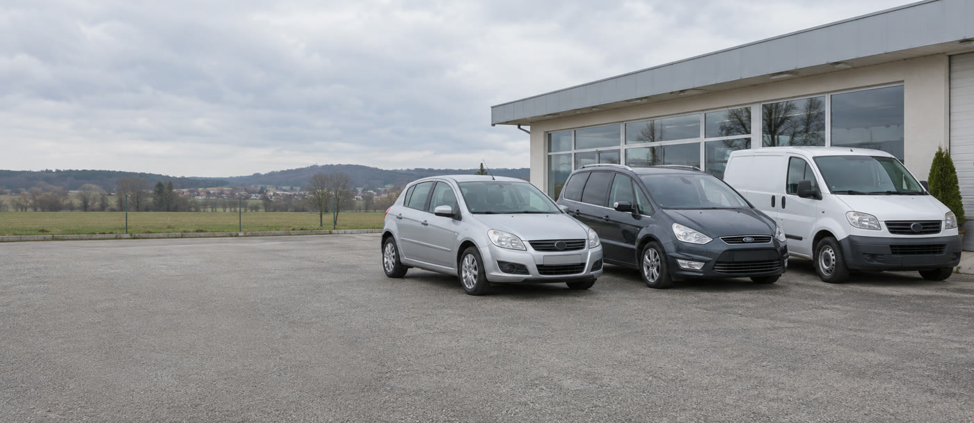Ilustrační fotografie vozidel u autosalonu Auto Activity